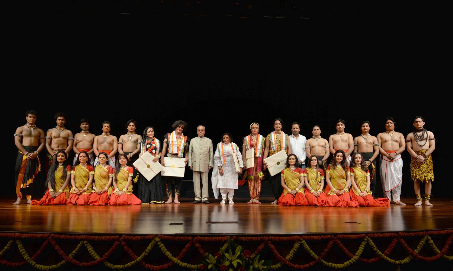 भारत के राष्ट्रपति, श्री प्रणब मुखर्जी 02 अप्रैल, 2016 को राष्ट्रपति भवन सभागार में श्री राम भारतीय कला केंद्र द्वारा नृत्य नाटिका ‘दुर्गा’ की प्रस्तुति के बाद कलाकारों के साथ। 