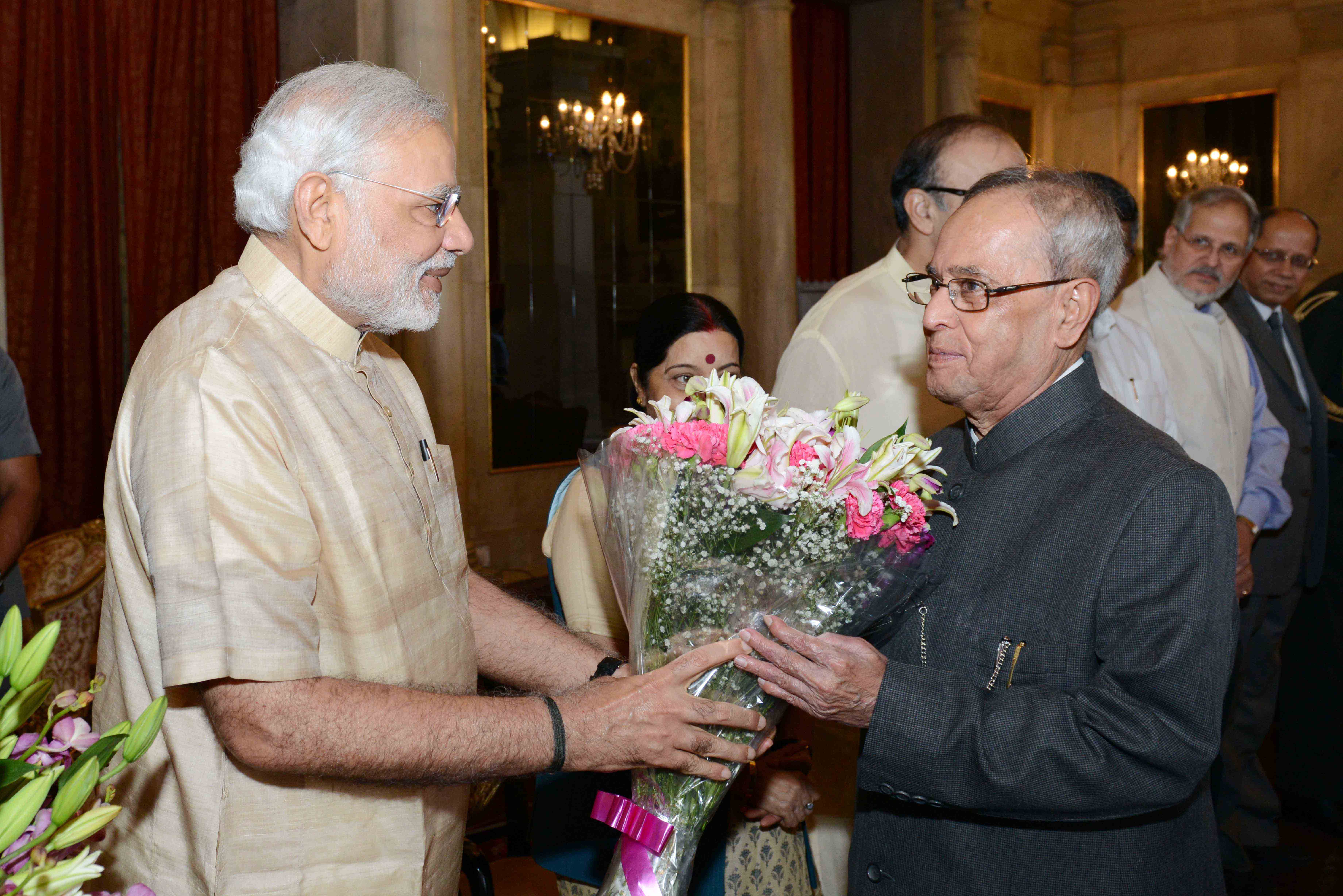 भारत के प्रधानमंत्री, श्री नरेन्द्र मोदी 31 मई, 2015 को राष्ट्रपति भवन में भारत के राष्ट्रपति, श्री प्रणब मुखर्जी को स्वीडन और बेलारूस की उनकी राजकीय यात्रा पर समारोहिक प्रस्थान के अवसर पर उन्हें विदाई देते हुए।