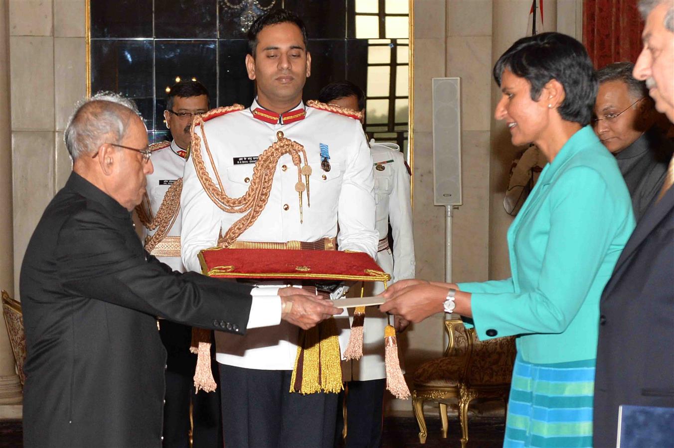 The High Commissioner of Australia, Her Excellency Ms. Harinder Kaur Sidhu presenting her credential to the President of India, Shri Pranab Mukherjee at Rashtrapati Bhavan on April 4, 2016. 