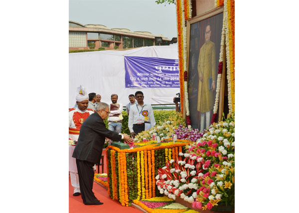 भारत के राष्ट्रपति, श्री प्रणब मुखर्जी 14 अप्रैल 2014 को, संसद भवन के लान में बाबा साहेब डॉ बी आर अंबेडकर की जन्म जयंती के अवसर पर उनकी प्रतिमा पर पुष्पांजलि अर्पित करते हुए । 