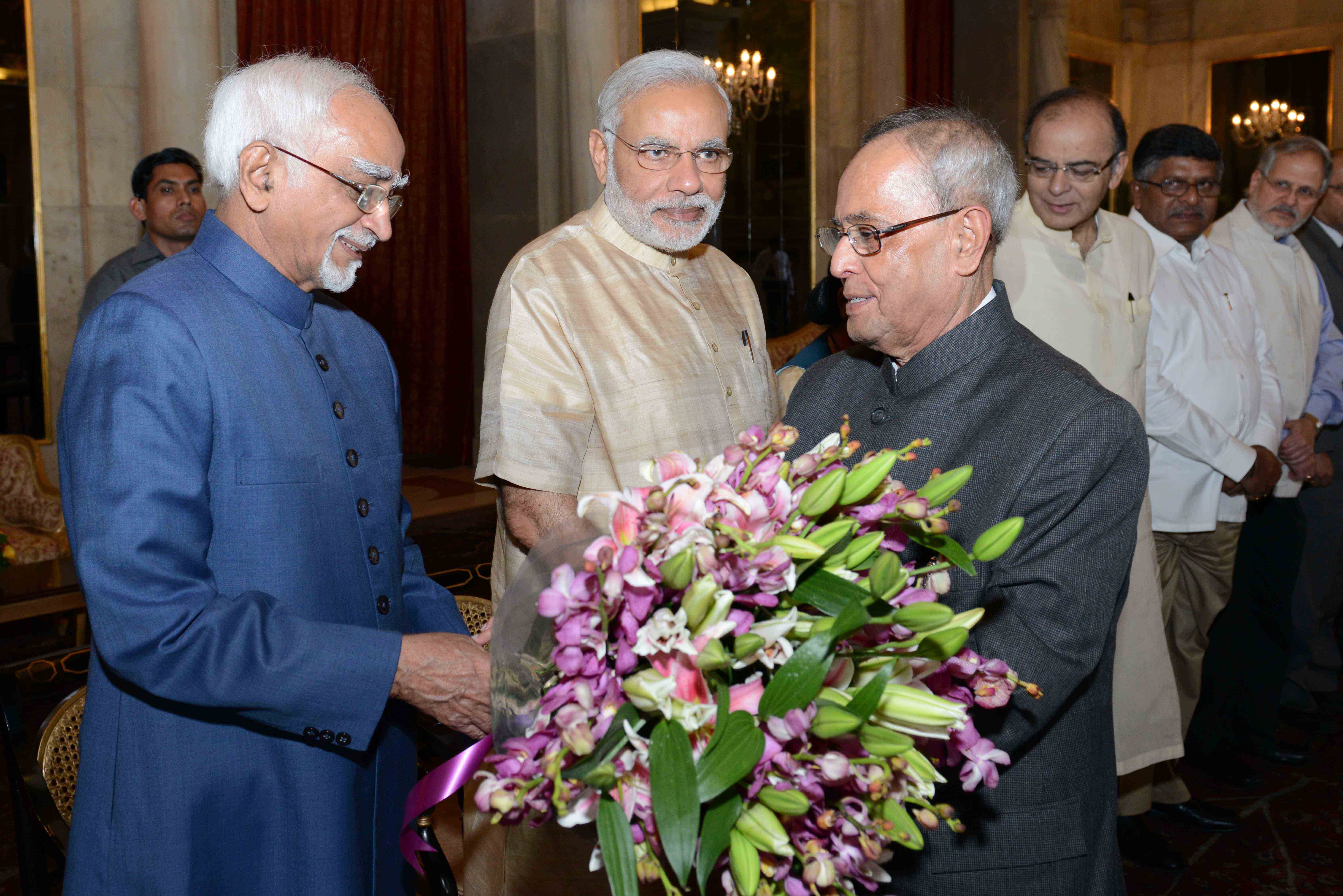 भारत के उपराष्ट्रपति, मो. हामिद अंसारी 31 मई, 2015 को राष्ट्रपति भवन में भारत के राष्ट्रपति, श्री प्रणब मुखर्जी को स्वीडन और बेलारूस की उनकी राजकीय यात्रा पर समारोहिक प्रस्थान के अवसर पर उन्हें विदाई देते हुए।