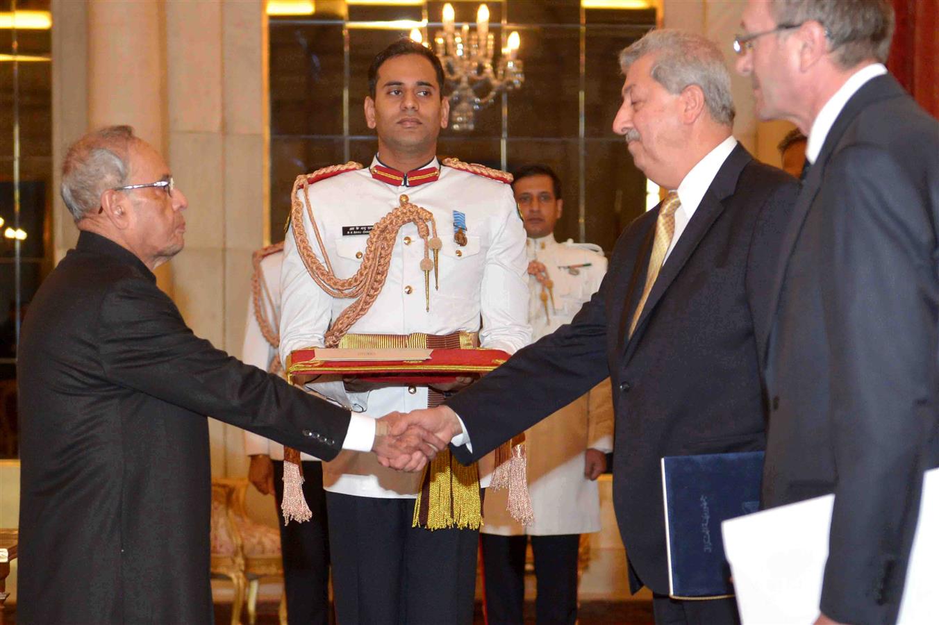 The Ambassador of Iraq, His Excellency Mr. Fakhri Hassan Mahdi Al-Issa presenting his credential to the President of India, Shri Pranab Mukherjee at Rashtrapati Bhavan on April 4, 2016. 