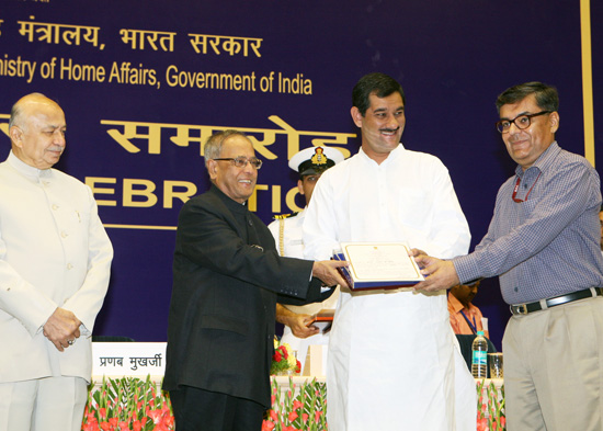 The President of India, Shri Pranab Mukherjee presenting an award in New Delhi on September 14, 2012 on the occasion of the Hindi Divas Samaroh. The Union Minister of Home Affairs, Shri Sushilkumar Shinde and the Union Minister of State for Home Affairs,