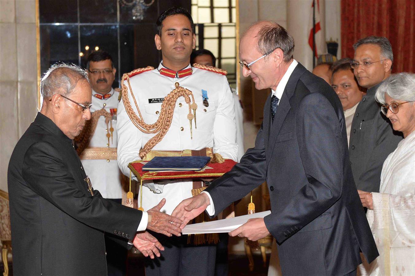 The Ambassador of Ukraine, His Excellency Mr. Igor Polikha presenting his credential to the President of India, Shri Pranab Mukherjee at Rashtrapati Bhavan on April 4, 2016. 