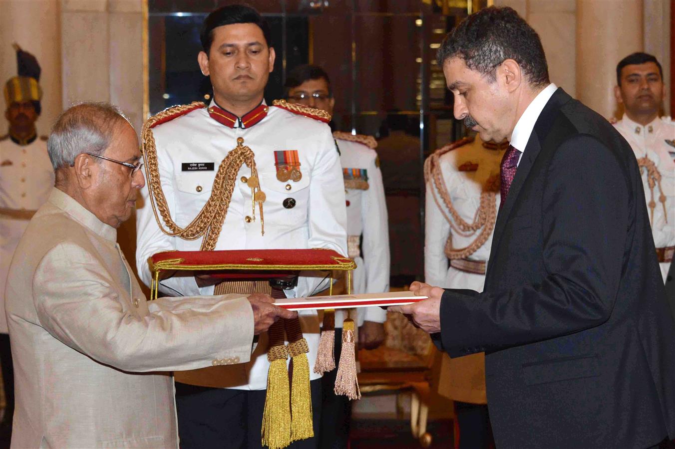 The Ambassador of the Republic of Turkey, His Excellency Mr. Sakir Ozkan Torunlar presenting his credential to the President of India, Shri Pranab Mukherjee at Rashtrapati Bhavan on March 29, 2017.