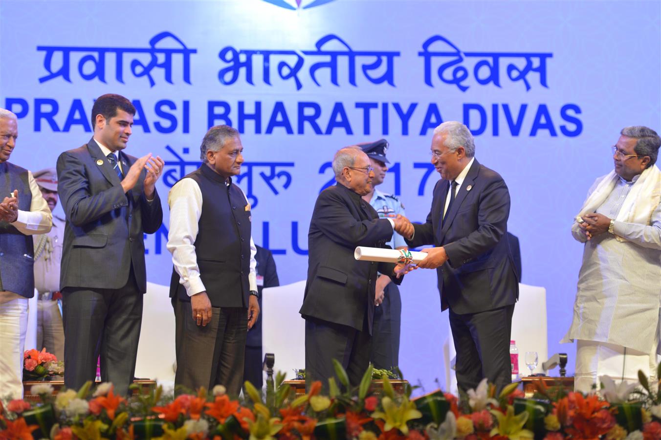 The President of India, Shri Pranab Mukherjee conferring the Pravasi Bhartiya Samman Award on the Prime Minister of the Portuguese Republic, His Excellency Mr. Antonio Costa at the 14th Edition of the Pravasi Bhartiya Divas Convention in Bengaluru on Janu