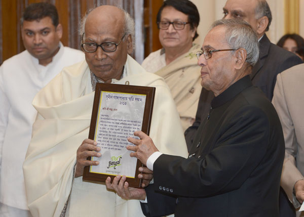 The President of India, Shri Pranab Mukherjee presenting the Sunil Gangopadhyay Memorial Award for Excellence in Bengali Literature to eminent poet and litterateur to Shri Sankha Ghosh for the year 2013 at Raj Bhavan, Kolkata in West Bengal on January 11 