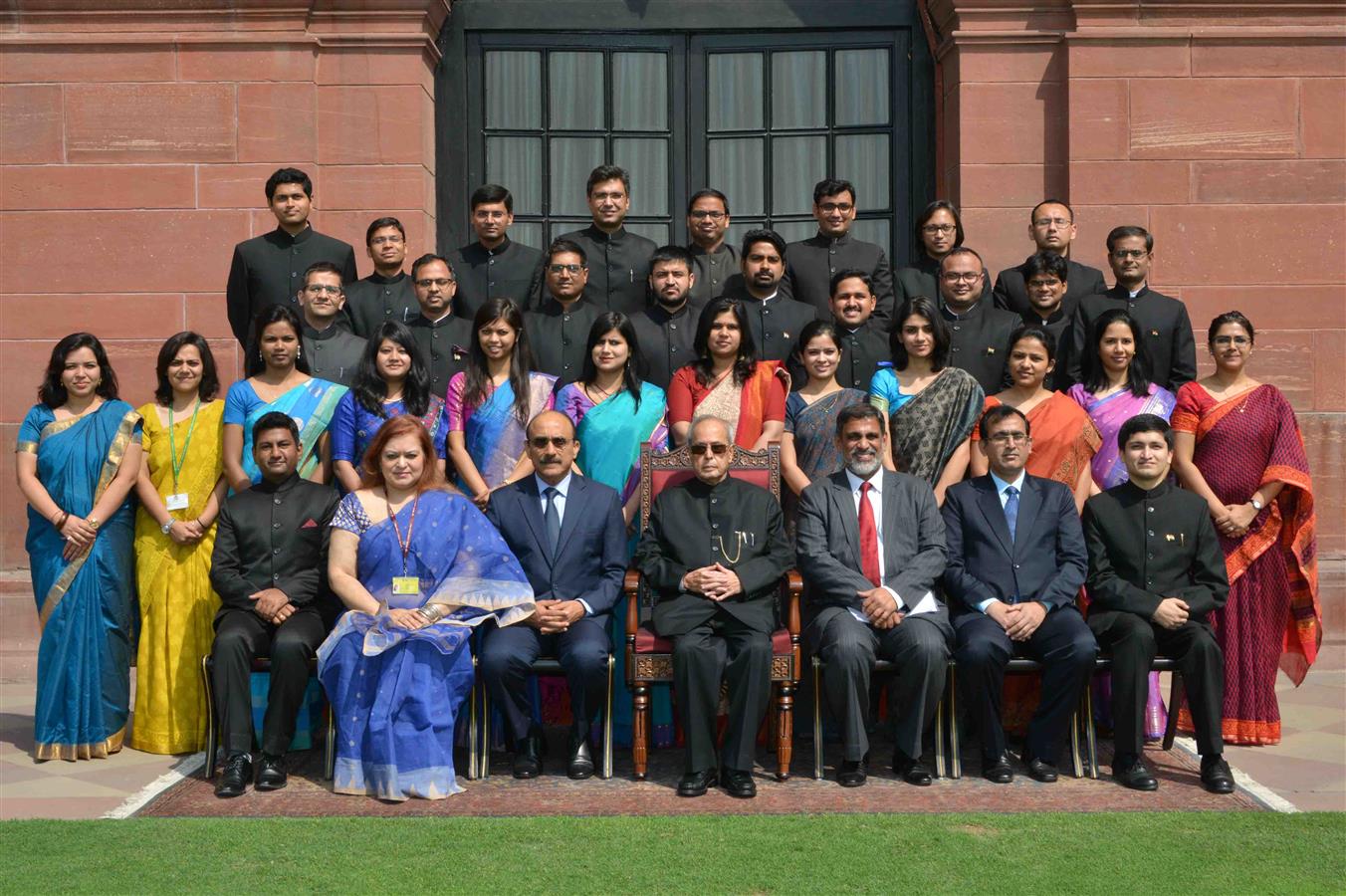 The President of India, Shri Pranab Mukherjee with the Officer Trainees (2014 Batch) and Officer Trainees (2015 Batch) of Indian Foreign Service from Foreign Service Institute at Rashtrapati Bhavan on April 6, 2016. 