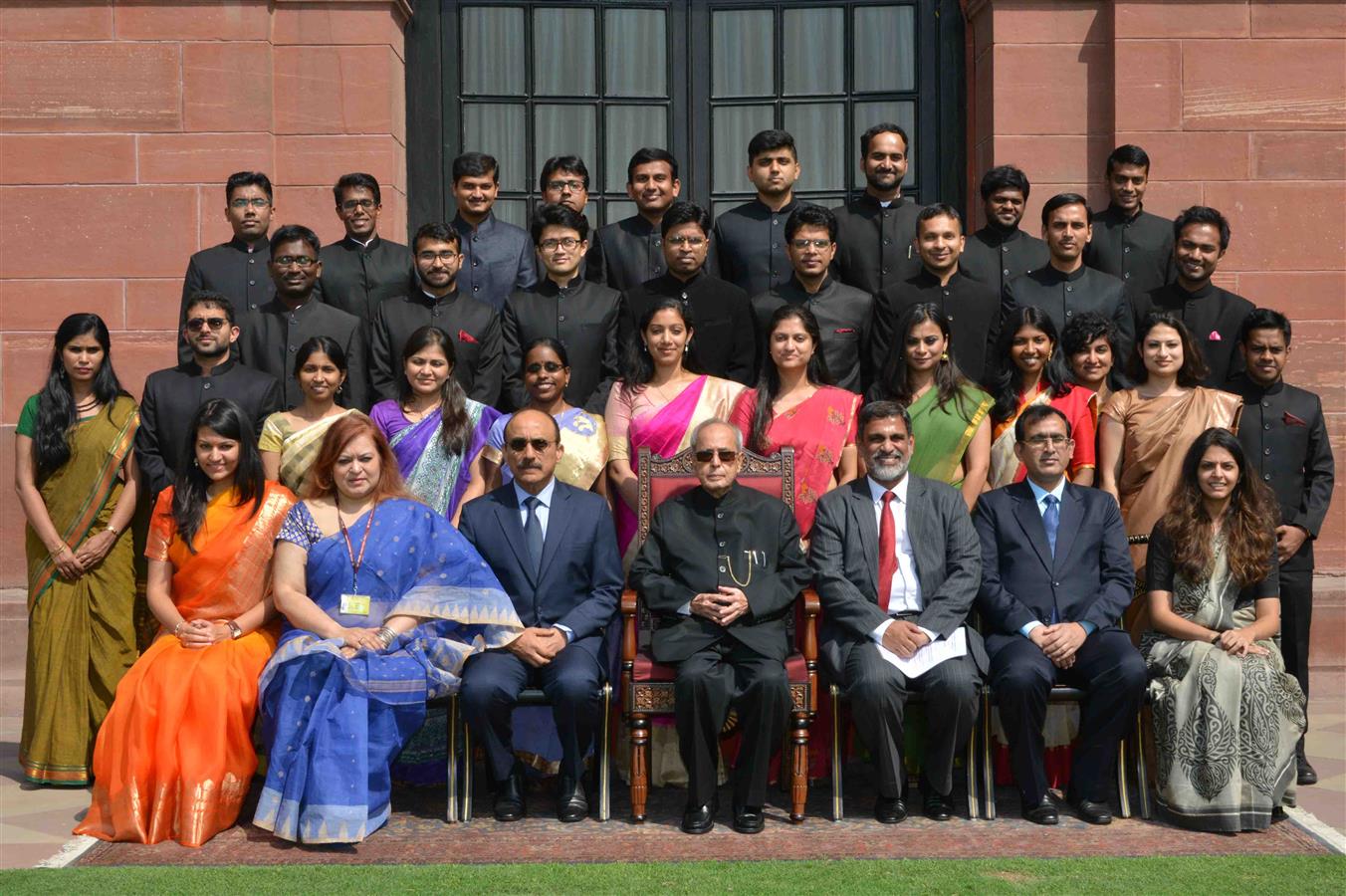 The President of India, Shri Pranab Mukherjee meeting the Officer Trainees (2014 Batch) and Officer Trainees (2015 Batch) of Indian Foreign Service from Foreign Service Institute at Rashtrapati Bhavan on April 6, 2016. 