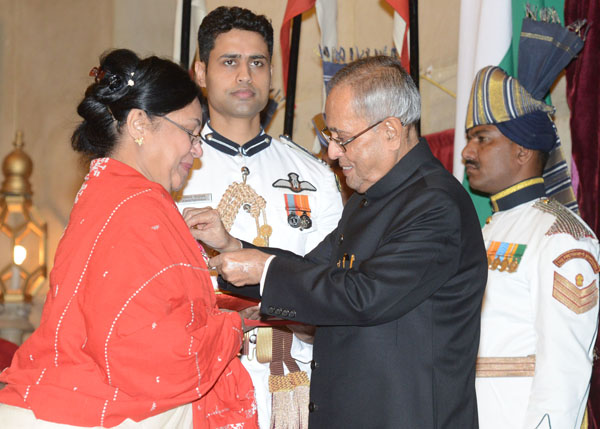 The President of India, Shri Pranab Mukherjee while presenting a Padma Awards during the Civil Investiture – II at the Durbar Hall of Rashtrapati Bhavan in New Delhi on April 26, 2014. 