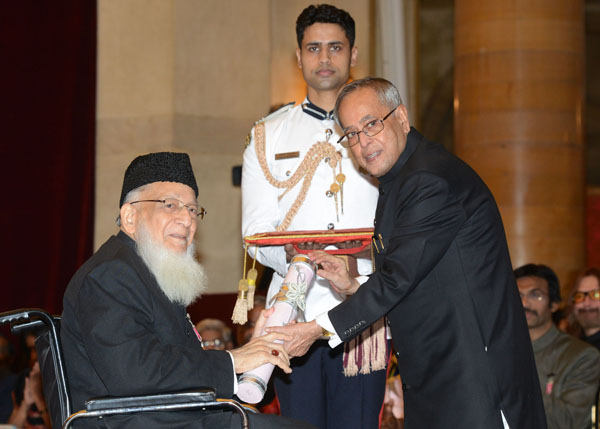 The President of India, Shri Pranab Mukherjee while presenting a Padma Awards during the Civil Investiture – II at the Durbar Hall of Rashtrapati Bhavan in New Delhi on April 26, 2014. 