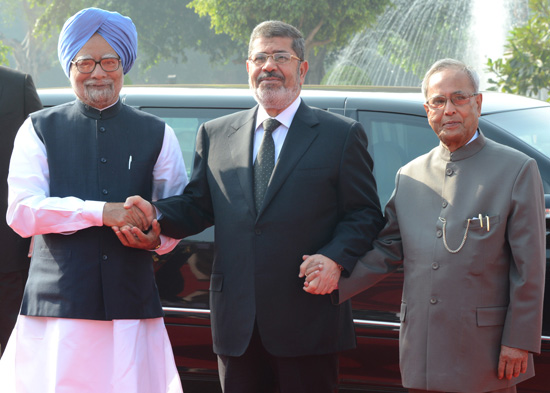 The President of India, Shri Pranab Mukherjee receiving the President of the Arab Republic of Egypt, H.E. Dr. Mohamed Morsy on his ceremonial Reception at the Forecourt of Rashtrapati Bhavan in New Delhi on March 19, 2013. Also seen is the Prime Minister