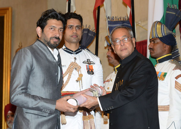 The President of India, Shri Pranab Mukherjee while presenting a Padma Awards during the Civil Investiture – II at the Durbar Hall of Rashtrapati Bhavan in New Delhi on April 26, 2014. 