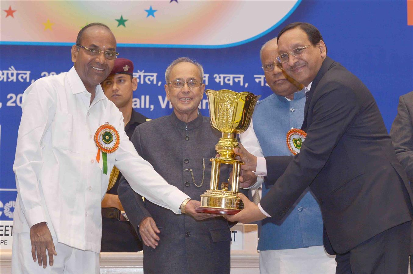 The President of India, Shri Pranab Mukherjee presenting the SCOPE Excellence Awards on the occasion of Public Sector Day, at Vigyan Bhavan, in New Delhi on April 11, 2016. 