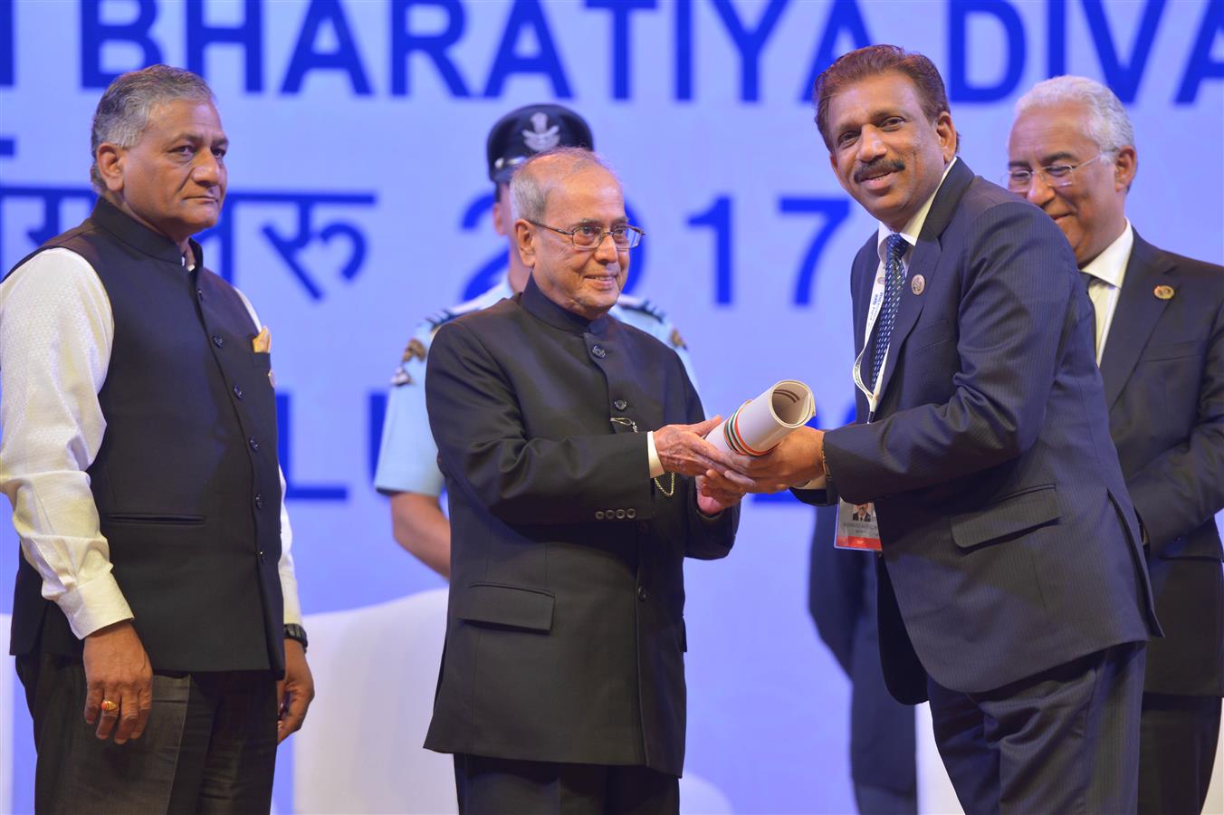 The President of India, Shri Pranab Mukherjee conferring the Pravasi Bhartiya Samman Award at the 14th Edition of the Pravasi Bhartiya Divas Convention in Bengaluru on January 9, 2017.