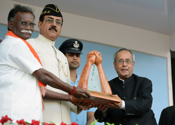 The President of India, Shri Pranab Mukherjee being felicitated at the Civic Reception hosted by the Port Blair Municipal Council at Netaji Stadium at Port Blair in Andaman and Nicobar on January 11, 2014. Also seen is the Lt. Governor of Andaman and Nic 