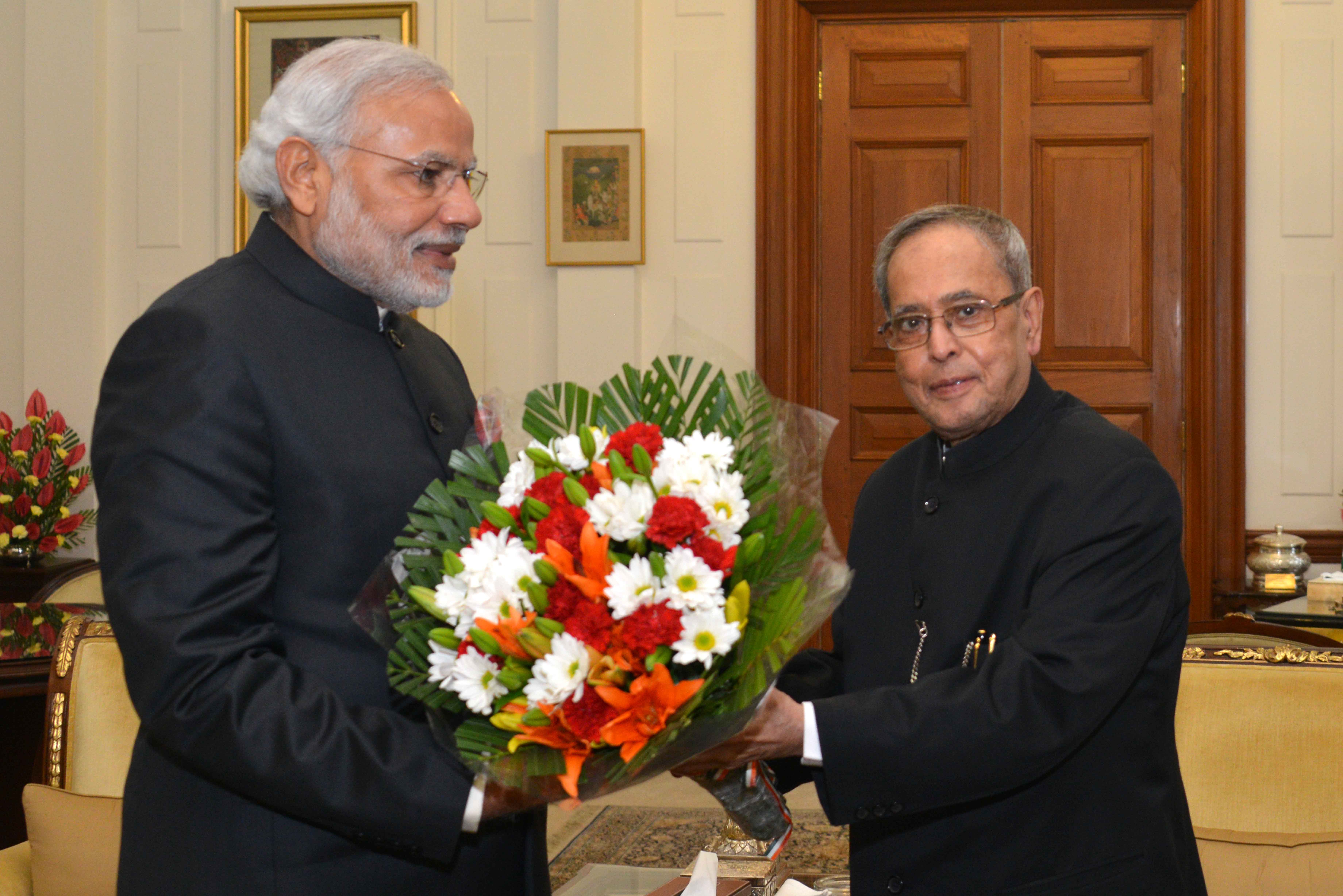 भारत के राष्ट्रपति, श्री प्रणब मुखर्जी 1 जनवरी 2015 को नव-वर्ष 2015 के अवसर पर, भारत के प्रधानमंत्रीश्री नरेंद्र मोदी से शुभकामनाएँ स्वीकार करते हुए