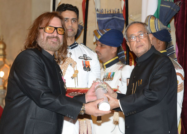 The President of India, Shri Pranab Mukherjee while presenting a Padma Awards during the Civil Investiture – II at the Durbar Hall of Rashtrapati Bhavan in New Delhi on April 26, 2014. 