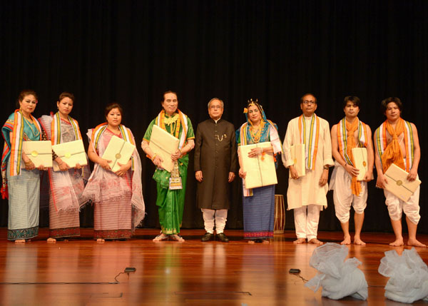 The President of India, Shri Pranab Mukherjee with the artists after witnessing a Manipuri dance performance by the Shri Rajkumar Singhajit Singh at Rashtrapati Bhavan Auditorium in New Delhi on April 26, 2014. 