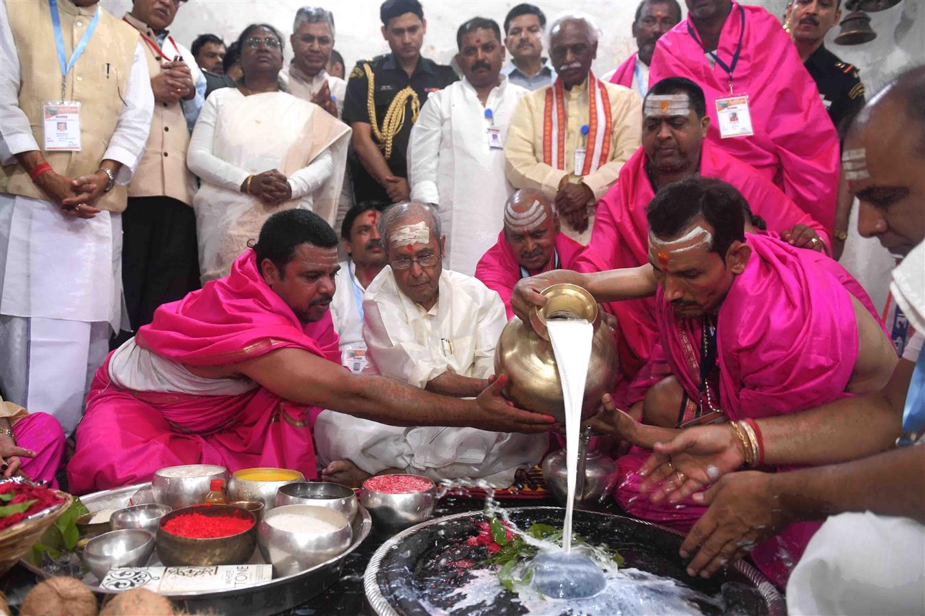 The President of India, Shri Pranab Mukherjee performing a pooja at Baba Baidyanathdham Mandir at Deoghar in Jharkhand on April 2, 2017.