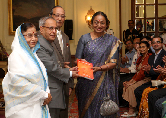 भारत के राष्ट्रपति, श्री प्रणब मुखर्जी 20 मार्च, 2013 को राष्ट्रपति भवन में, ‘द फर्स्ट वूमेन प्रेजिडेंट ऑफ इन्डिया : रिइन्वेटिंग लीडरशिप, श्रीमती प्रतिभा देवीसिंह पाटील’ नामक पुस्तक की प्रति प्राप्त करते हुए। चित्र में पूर्व राष्ट्रपति, श्रीमती प्रतिभा दे