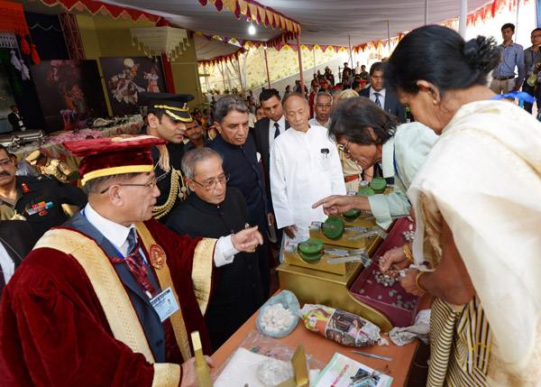 भारत के राष्ट्रपति, श्री प्रणब मुखर्जी 29 अप्रैल 2014 को, इम्फाल, मणिपुर में मणिपुर विश्वविद्यालय कांचीपुर के 14वें दीक्षांत समारोह के अवसर पर नवान्वेषण प्रदर्शनी का अवलोकन करते हुए। चित्र में मणिपुर के राज्यपाल, श्री विनोद कुमार दुग्गल भी दिखाई दे रहे है 