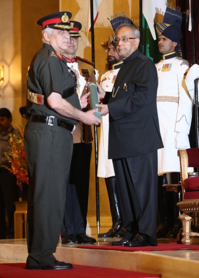 The President of India, Shri Pranab Mukherjee presenting Gallantry Awards and Distinguished Service Decorations at a Defence Investiture Ceremony at the Darbar Hall of Rashtrapati Bhavan in New Delhi on March 23, 2013.