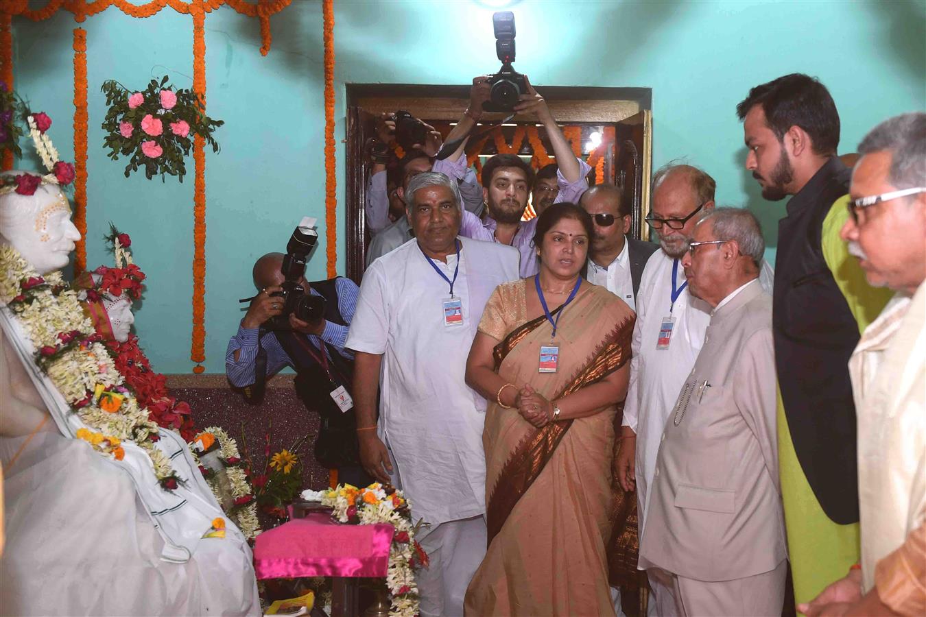 भारत के राष्ट्रपति, श्री प्रणब मुखर्जी 03 अप्रैल, 2017 को बिहार के बांका जिले में गुरु श्याम चरण लाहिड़ी पीठ, गुरुधाम बोंसी के दर्शन करते हुए।