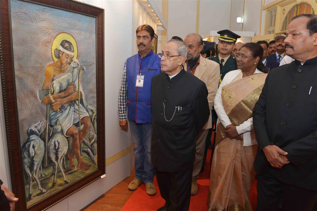 The President of India, Shri Pranab Mukherjee visiting the Art Gallery after the inauguration at Audrey House adjacent to Jharkhand Raj Bhavan at Ranchi on January 9, 2016. 