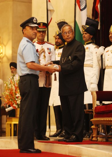 The President of India, Shri Pranab Mukherjee presenting Gallantry Awards and Distinguished Service Decorations at a Defence Investiture Ceremony at the Darbar Hall of Rashtrapati Bhavan in New Delhi on March 23, 2013.