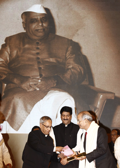 The President of India, Shri Pranab Mukherjee presenting a Y.B. Chavan Pratishthan Award to Shri Shreedharan, the architect of Konkan Railway and Delhi Metro at the concluding ceremony of the Birth Centenary Celebrations of Late Shri Yashwantrao Chavan at