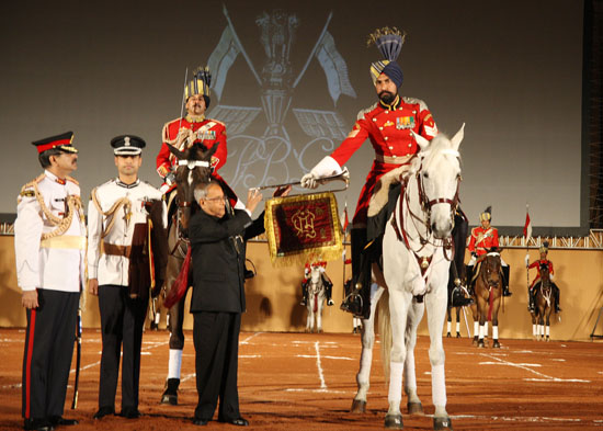 भारत के राष्ट्रपति,श्री प्रणब मुखर्जी 30 मार्च 2013 को नई दिल्ली में,राष्ट्रपति भवन के अग्र प्रांगण में राष्ट्रपति के अंगरक्षक को रजत तूर्य तथा तूर्य पताका प्रदान करते हुए