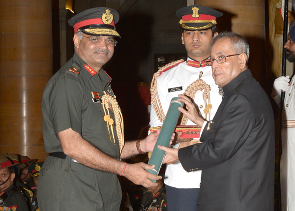 The President of India, Shri Pranab Mukherjee conferring an Ati Vishisht Seva Medal to Lt. Gen. A.K. Bakshi at the Durbar Hall of Rashtrapati Bhavan in New Delhi on May 2, 2014 on the occasion of the presentation of the Def 