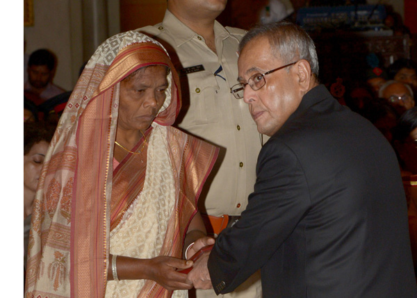 The President of India, Shri Pranab Mukherjee presenting a Kriti Chakra posthumously to a Next of Kin at the Durbar Hall of Rashtrapati Bhavan in New Delhi on May 2, 2014 on the occasion of the presentation of the Defence Investiture Awards. 