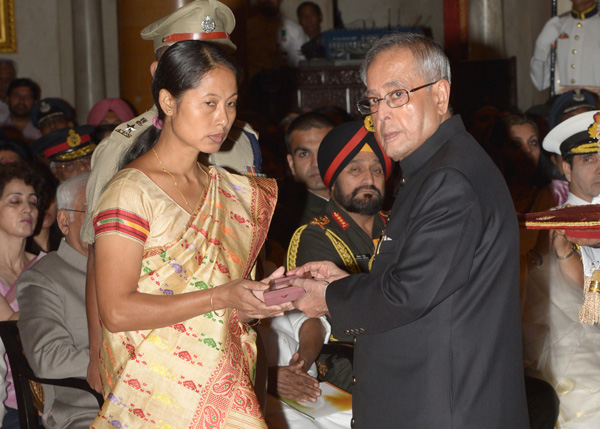 The President of India, Shri Pranab Mukherjee presenting a Kriti Chakra posthumously to a Next of Kin at the Durbar Hall of Rashtrapati Bhavan in New Delhi on May 2, 2014 on the occasion of the presentation of the Defence Investiture Awards. 