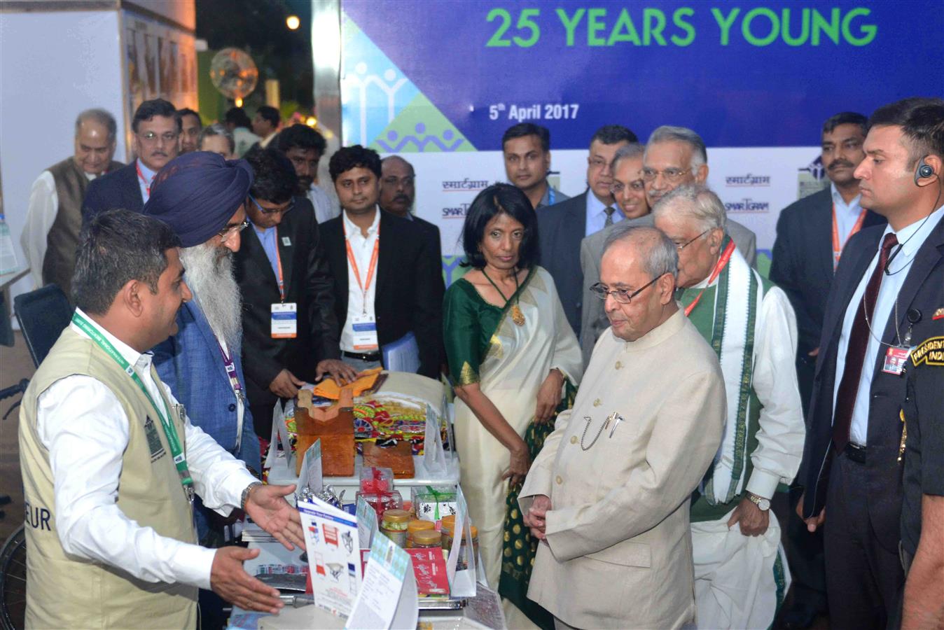 भारत के राष्ट्रपति, श्री प्रणब मुखर्जी 5 अप्रैल, 2017 को, राष्ट्रपति भवन में चयनित ग्रामीण उद्यमियों की प्रदर्शनी का अवलोकन करते हुए