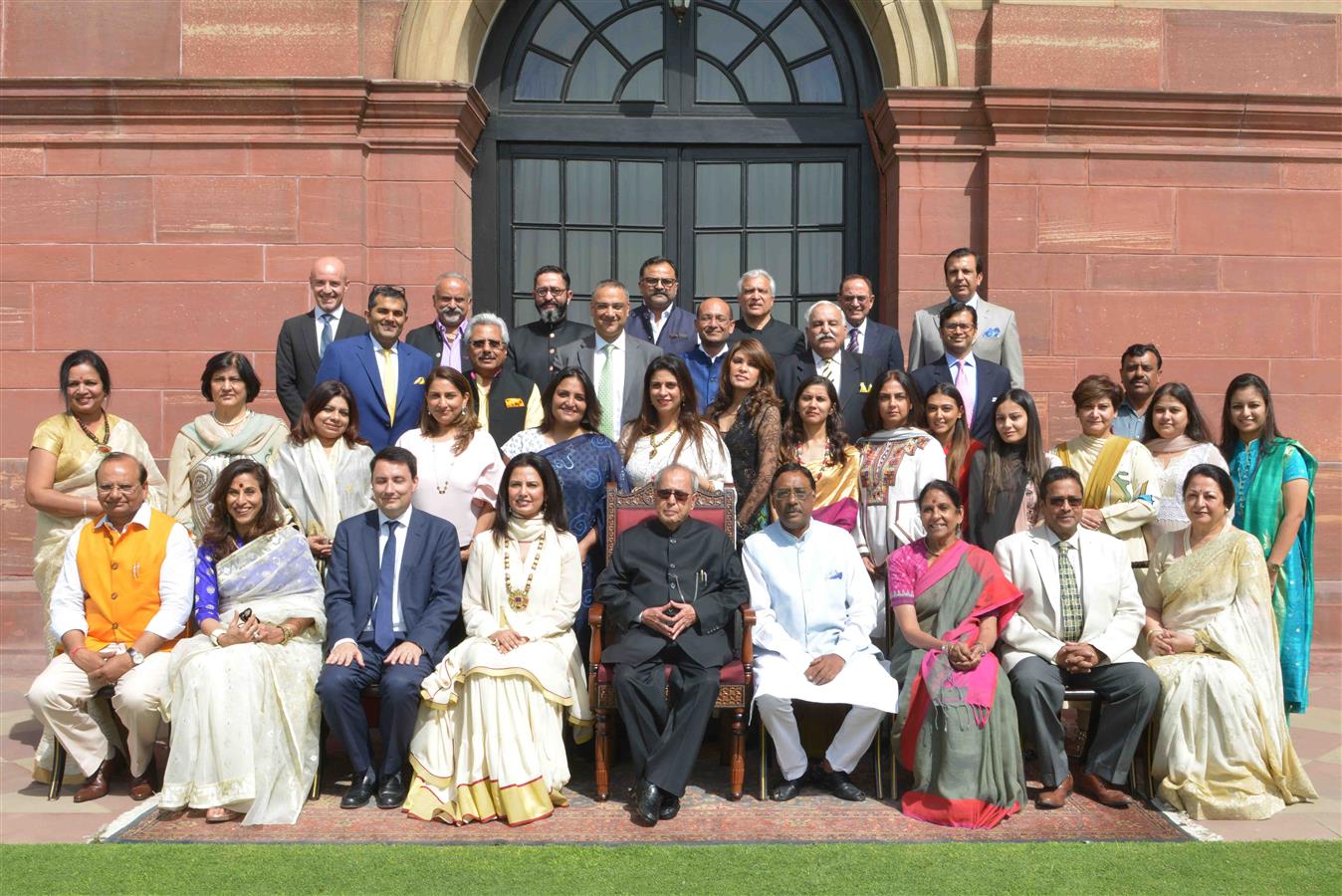 The President of India, Shri Pranab Mukherjee with delegates from The Luxury Leagues Forum at Rashtrapati Bhavan on April 06, 2017.