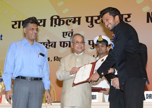 The President of India, Shri Pranab Mukherjee while presenting a 61st National Film Award at Vigyan Bhavan in New Delhi on May 3, 2014. Also seen is the Union Minister of State (Independent Charge) of the Ministry of Information and Broadcasting, Shri Man 