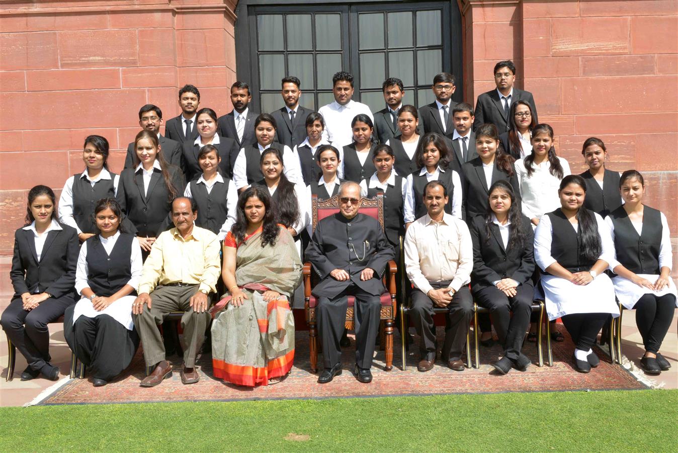 The President of India, Shri Pranab Mukherjee with the students from Surendranath Law College, Kolkata at Rashtrapati Bhavan on April 06, 2017.