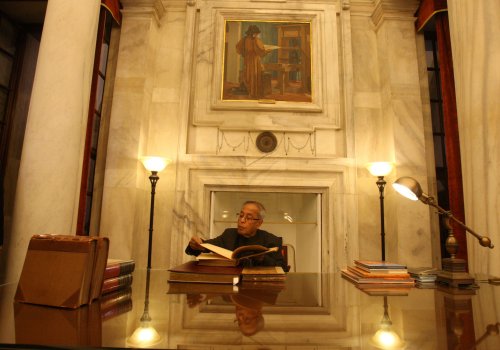 The President of India, Shri Pranab Mukherjee, visiting the rashtrapati bhavan library on January 15, 2013.