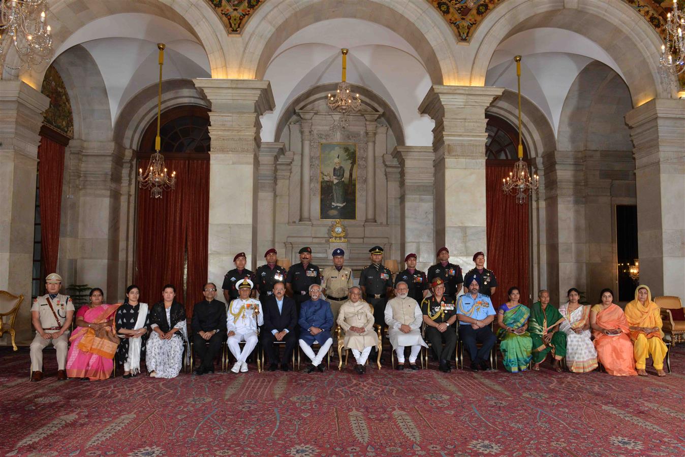 भारत के राष्ट्रपति, श्री प्रणब मुखर्जी 6 अप्रैल, 2017 को, राष्ट्रपति भवन में रक्षा अलंकरण समारोह में शौर्य पुरस्कार और विशिष्ट सेवा अलंकरण प्राप्तकर्ताओं के साथ