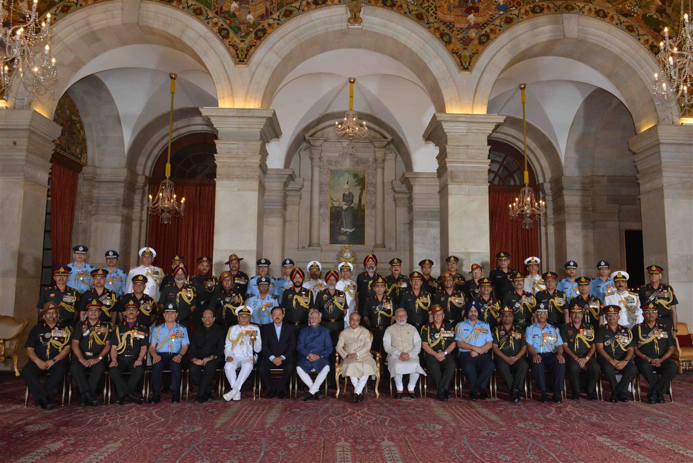 भारत के राष्ट्रपति, श्री प्रणब मुखर्जी 6 अप्रैल, 2017 को, राष्ट्रपति भवन में रक्षा अलंकरण समारोह में शौर्य पुरस्कार और विशिष्ट सेवा अलंकरण प्राप्तकर्ताओं के साथ