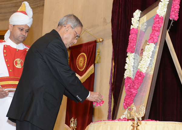 The President of India, Shri Pranab Mukherjee paying floral tributes on the portrait of the Former President of India, Shri Giani Zail Singh on his Birth Anniversary at the Durbar Hall of Rashtrapati Bhavan in New Delhi on May 5, 2014. 