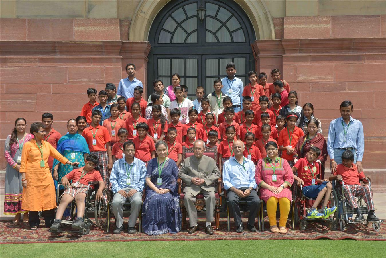 The President of India, Shri Pranab Mukherjee with students of Vishwas Vidyalaya, Gurgaon at Rashtrapati Bhavan on April 22, 2016. 