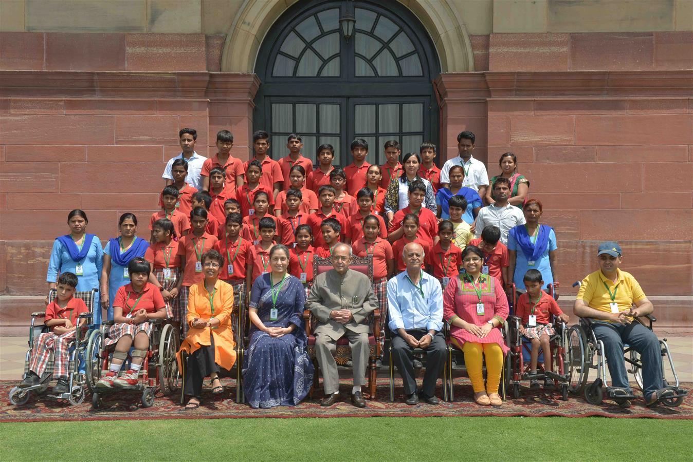 The President of India, Shri Pranab Mukherjee with students of Vishwas Vidyalaya, Gurgaon at Rashtrapati Bhavan on April 22, 2016. 