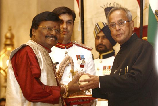 The President of India, Shri Pranab Mukherjee conferring the Padma Vibhushan on Shri Raghunath Mohapatra at the Darbar Hall of Rashtrapati Bhavan in New Delhi on April 5, 2013.