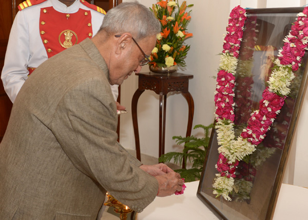 The President of India, Shri Pranab Mukherjee paying floral tributes at the portrait of Gurudev Rabindranath Tagore on occasion of his birth anniversary at Rashtrapati Bhavan in New Delhi on May 9, 2014. 