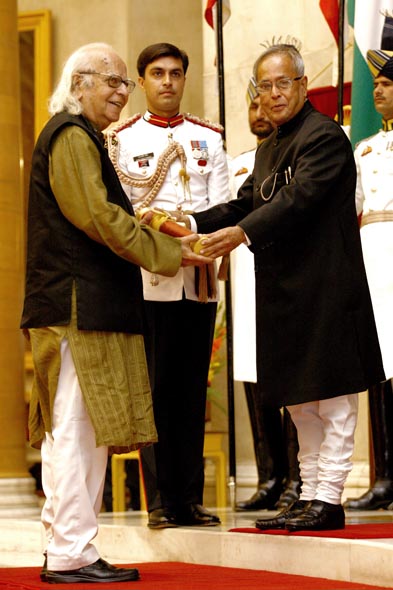 The President of India, Shri Pranab Mukherjee conferring the Padma Vibhushan on Prof. Yash Pal at the Darbar Hall of Rashtrapati Bhavan in New Delhi on April 5, 2013.