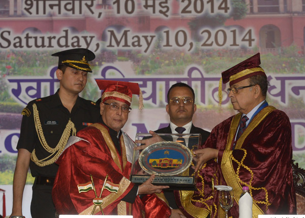 The President of India, Shri Pranab Mukherjee being felicitated at the thirty-sixth annual convocation of Indian School of Mines (ISM), Dhanbad at Dhanbad in Jharkhand on May 10, 2014. 