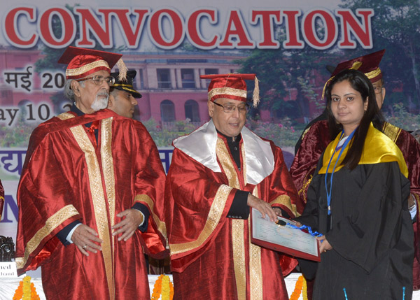 The President of India, Shri Pranab Mukherjee while presenting a degree to the student at the thirty-sixth annual convocation of Indian School of Mines (ISM), Dhanbad at Dhanbad in Jharkhand on May 10, 2014. Also seen is the Governor of Jharkhand, Dr. Sye 